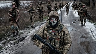 Украинские военнослужащие идут по дороге к своей базе недалеко от линии фронта в Донецкой области, 4 февраля 2023