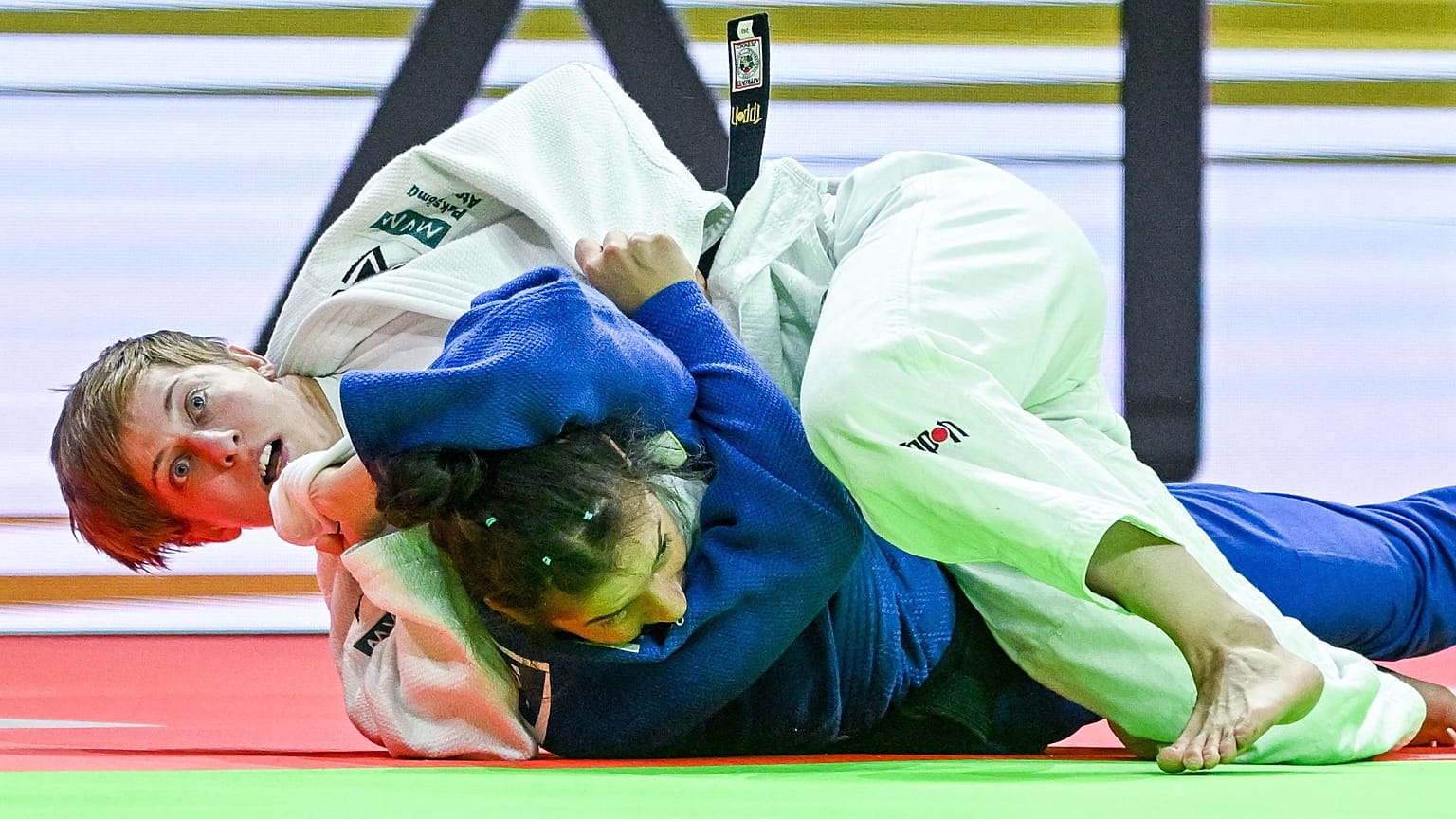Pupp Réka (fehérben) akcióban a budapesti olimpiai kvalifikációs Grand Slam-cselgáncsversenyen 2022. július 8-án – képünk illusztráció.