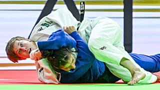 Pupp Réka (fehérben) akcióban a budapesti olimpiai kvalifikációs Grand Slam-cselgáncsversenyen 2022. július 8-án – képünk illusztráció.