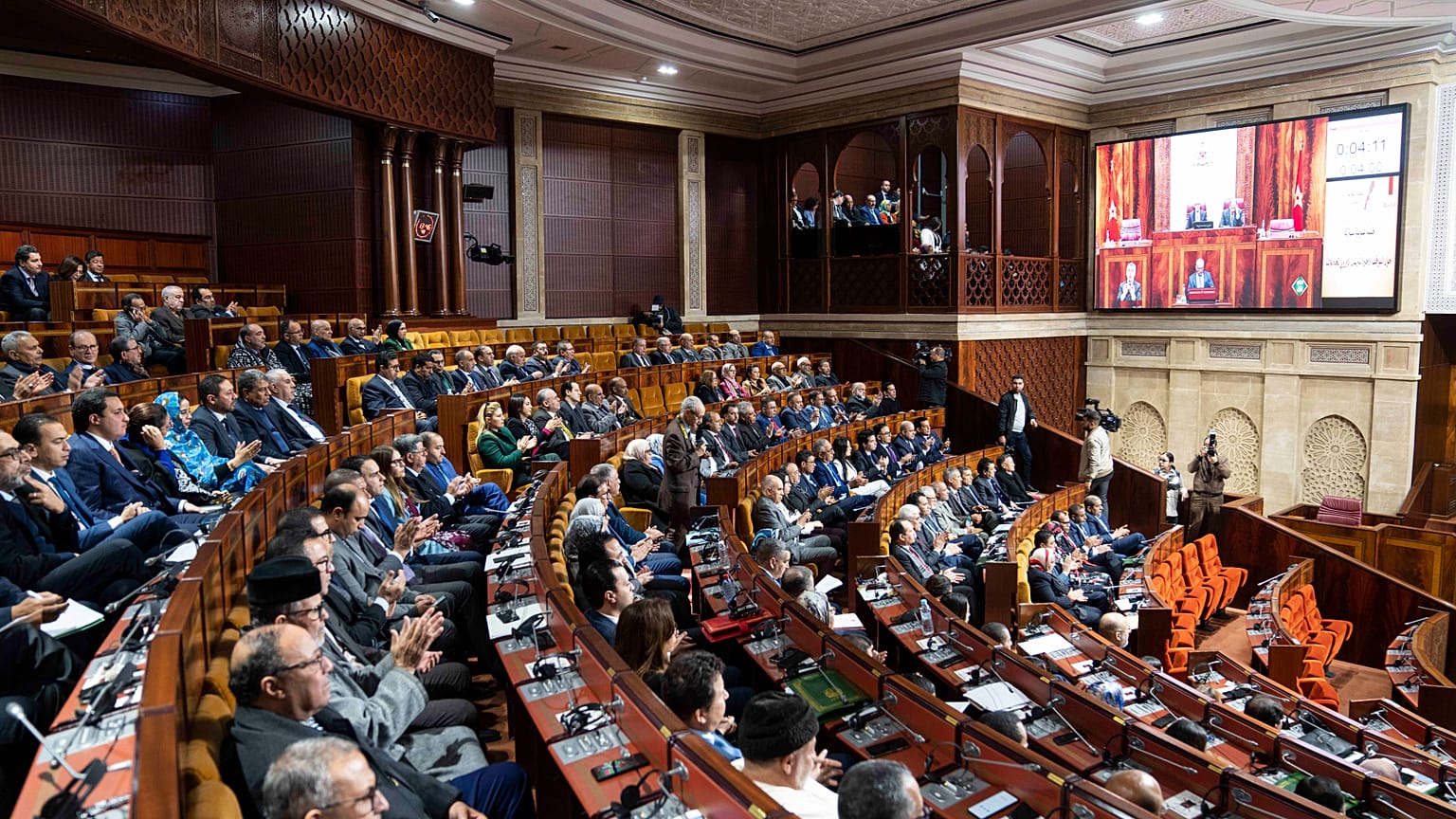 نواب البرلمان المغربي خلال جلسة للتنديد بقرار البرلمان الأوروبي بعد قرار صدر مؤخرا ينتقد حرية الصحافة في المغرب