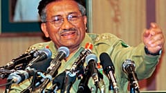 Musharraf spricht in zahlreiche Mikrofone.