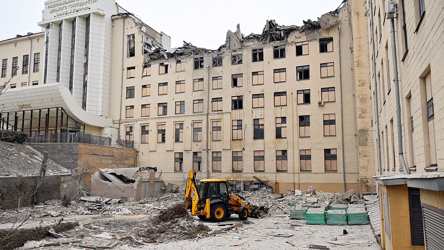 Здание главного корпуса Харьковского национального университета городского хозяйства после российского ракетного удара, 5 февраля 2023 года.
