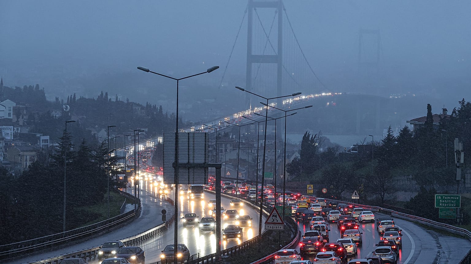  İstanbul'da kentin yüksek kesimlerinden sonra şehir merkezinde de beklenen kar yağışı başladı