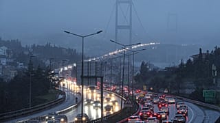  İstanbul'da kentin yüksek kesimlerinden sonra şehir merkezinde de beklenen kar yağışı başladı
