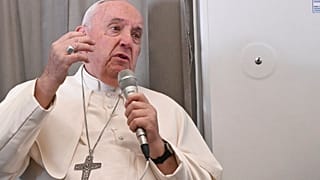 Ο Πάπας Φραγκίσκος στη διάρκεια δηλώσεων στον Τύπο στο αεροπλάνο