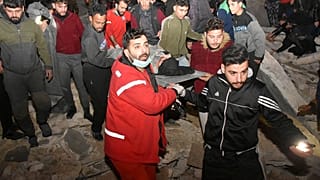 Personas y equipos de emergencia rescatan a personas en camilla de edificios derrumbados en Siria, el lunes 6 de febrero de 2023.
