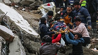 Schweres Erdbeben erschüttert die Türkei und Syrien