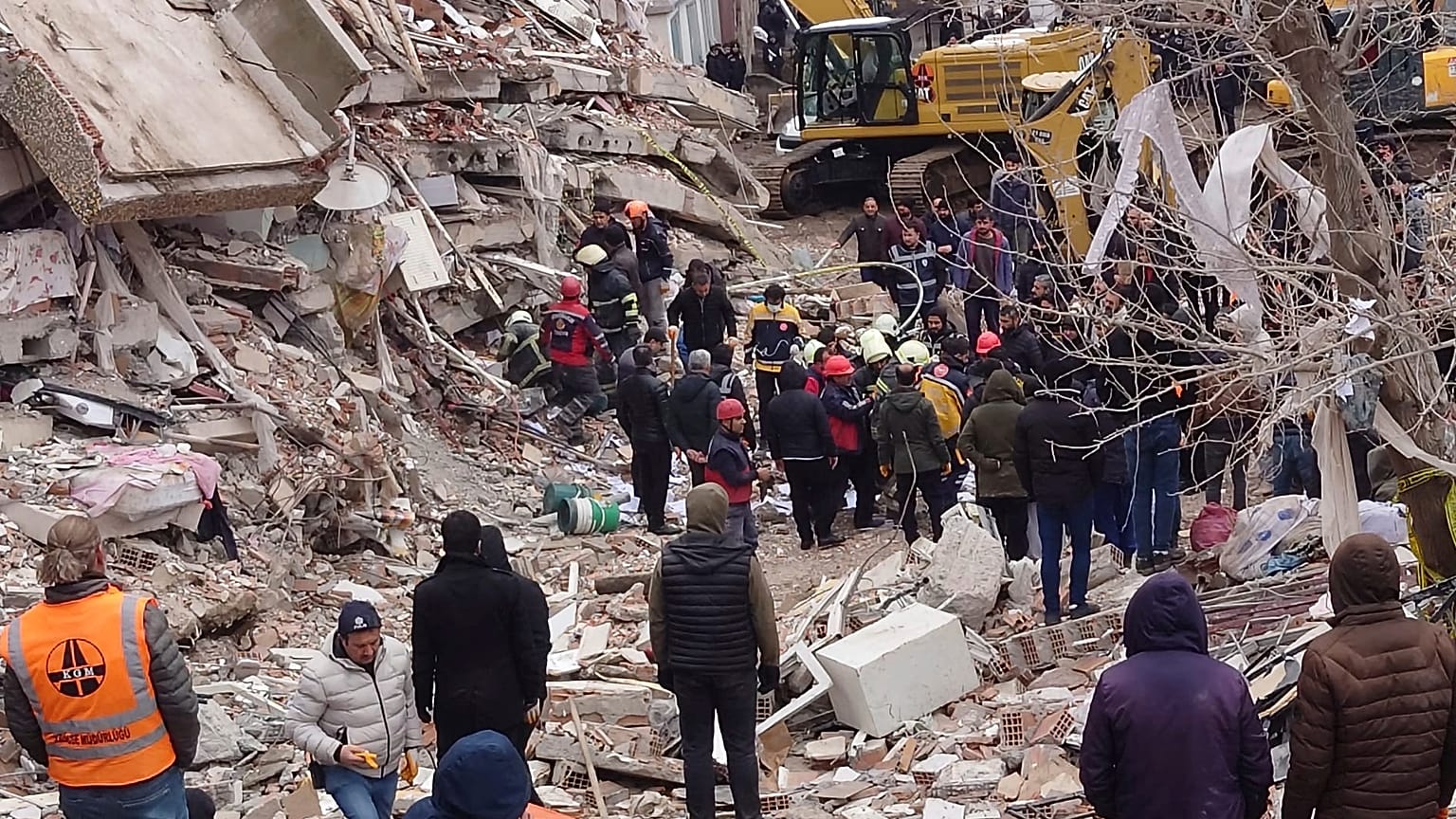 Des secouristes et équipes médicales tentent d'atteindre les résidents piégés dans un bâtiment effondré à la suite à Diyarbakir, le 6 février 2023.