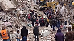 Des secouristes et équipes médicales tentent d'atteindre les résidents piégés dans un bâtiment effondré à la suite à Diyarbakir, le 6 février 2023.