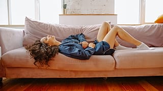 Erholung auf dem heimischen Sofa (Symbolfoto)