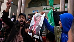 Anhänger der Hamas und des Islamischen Dschihad skandieren Parolen und verbrennen ein Foto des israelischen Ministerpräsidenten Benjamin Netanjahu