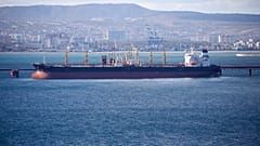 Ein Öltanker vor der russischen Hafenstadt Noworossijsk am Schwarzen Meer