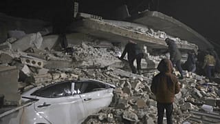 6 Şubat 2023 depreminde Suriye'nin kuzeyindeki Azmarin kentinde yerle bir olan bir bina