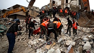 In Turchia si cerca tra le macerie