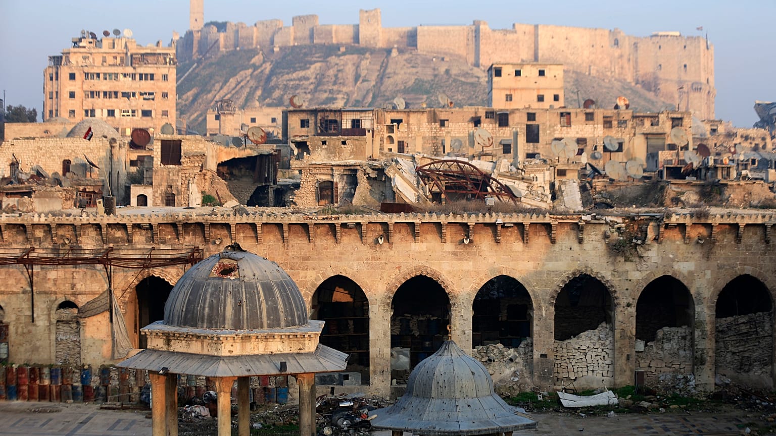 قلعة حلب وخلفيتها وأضرار جسيمة داخل الجامع الأموي الكبير في مدينة حلب القديمة. 2017/01/19