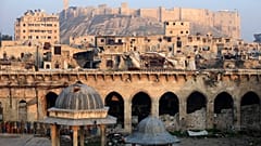 قلعة حلب وخلفيتها وأضرار جسيمة داخل الجامع الأموي الكبير في مدينة حلب القديمة. 2017/01/19
