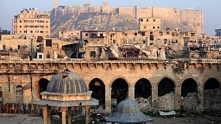 قلعة حلب وخلفيتها وأضرار جسيمة داخل الجامع الأموي الكبير في مدينة حلب القديمة. 2017/01/19