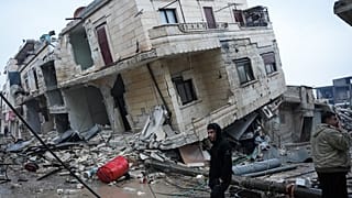مبنى منهار إثر زلزال ضرب جندريس بريف مدينة عفرين شمال غرب سوريا، 6 شباط 2023.