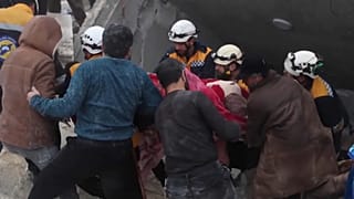 Rettungskräfte suchen in den Trümmern nach Überlebenden.