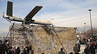 نمایش ماکت پهپاد شاهد-۱۲۹ در مسیر راهپیمایی روز ۱۱ فوریه ۲۰۱۶ در تهران.
