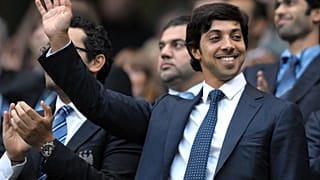 مالك نادي مانشسترسيتي، الشيخ منصور بن زايد آل نهيان خلال مباراة الدوري الإنجليزي الممتاز لكرة القدم ضد ليفربول على ملعب مانشستر سيتي،مانشستر، إنجلترا آب/أغسطس 2010. 