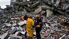 Helfer eines Suchteams halten einen Moment inne bevor die Suche im türkischen Adana weitergeht. 6. Februar 2023