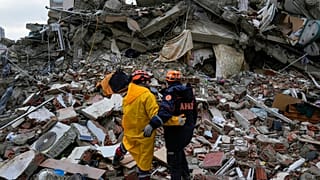 Squadre di soccorso dopo il sisma