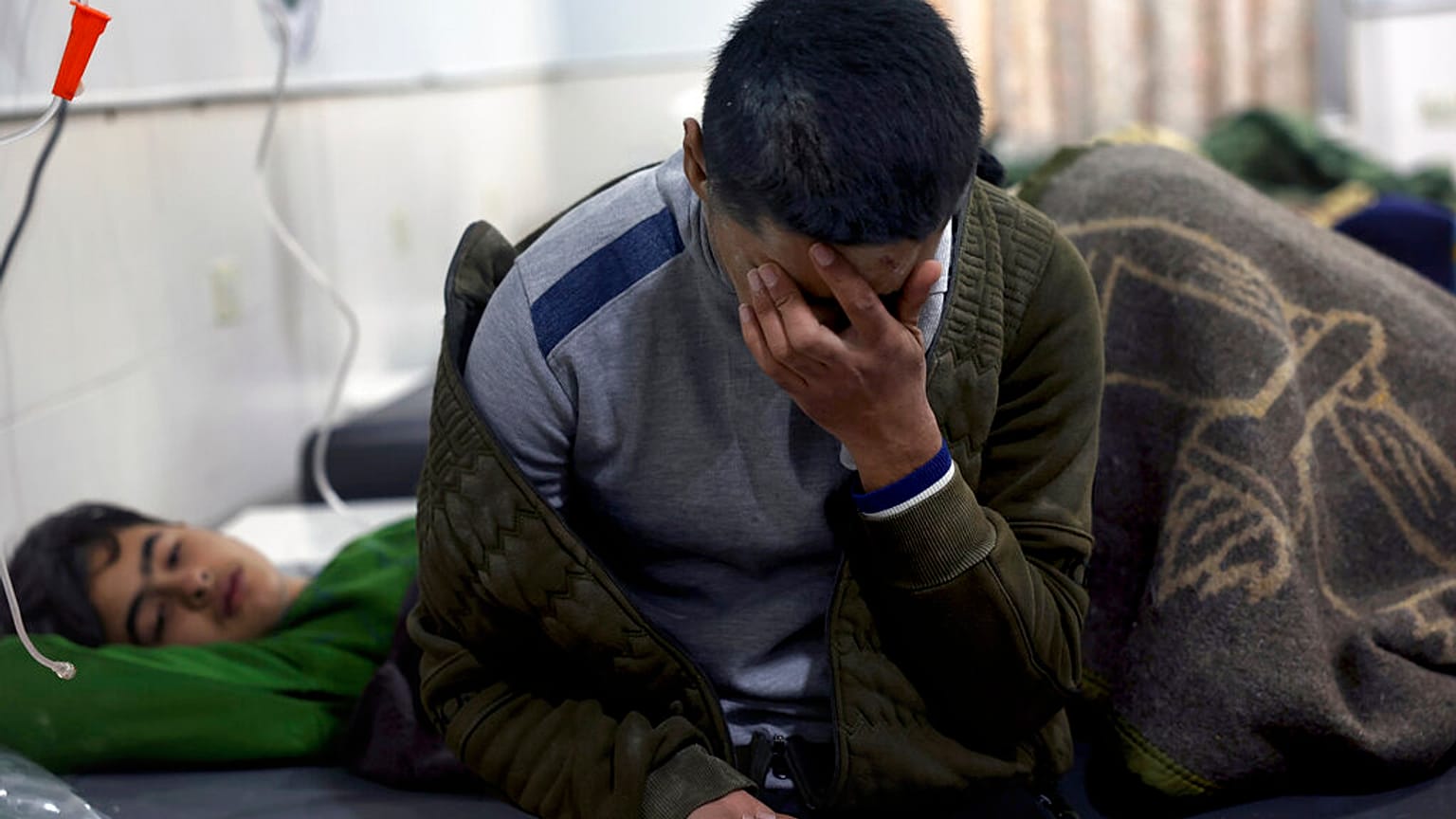 A földrengés után az Idlib provinciában lévő al-Rahma kórházban ellátást kapó sérült és hozzátartozója február 6-án