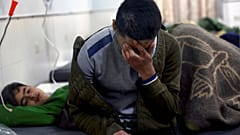 A földrengés után az Idlib provinciában lévő al-Rahma kórházban ellátást kapó sérült és hozzátartozója február 6-án