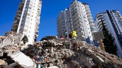 Des secouristes sur les ruines d'un immeuble à Adana, dans le sud de la Turquie 