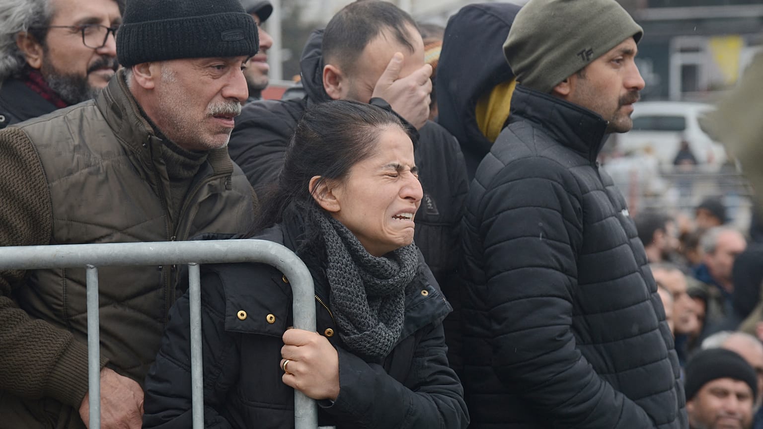 Verzweiflung während Rettungsteams in Diyarbakir nach Überlebenden des Erdbebens suchen.