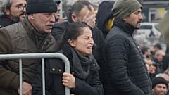 Verzweiflung während Rettungsteams in Diyarbakir nach Überlebenden des Erdbebens suchen.