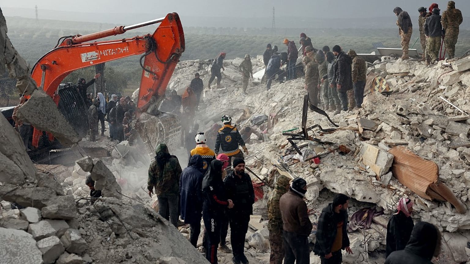 Soccorsi nella cittadina di Besnaya, in Siria, dopo il terremoto