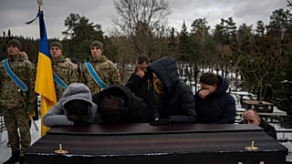Hozzátartozók egy ukrán katona koporsója mellett, aki január 17-én halt meg a Bahmut környéki harcokban