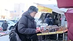 Konzervet nézeget egy idős férfi a cseljabinszki piacon 2023. február 3-án