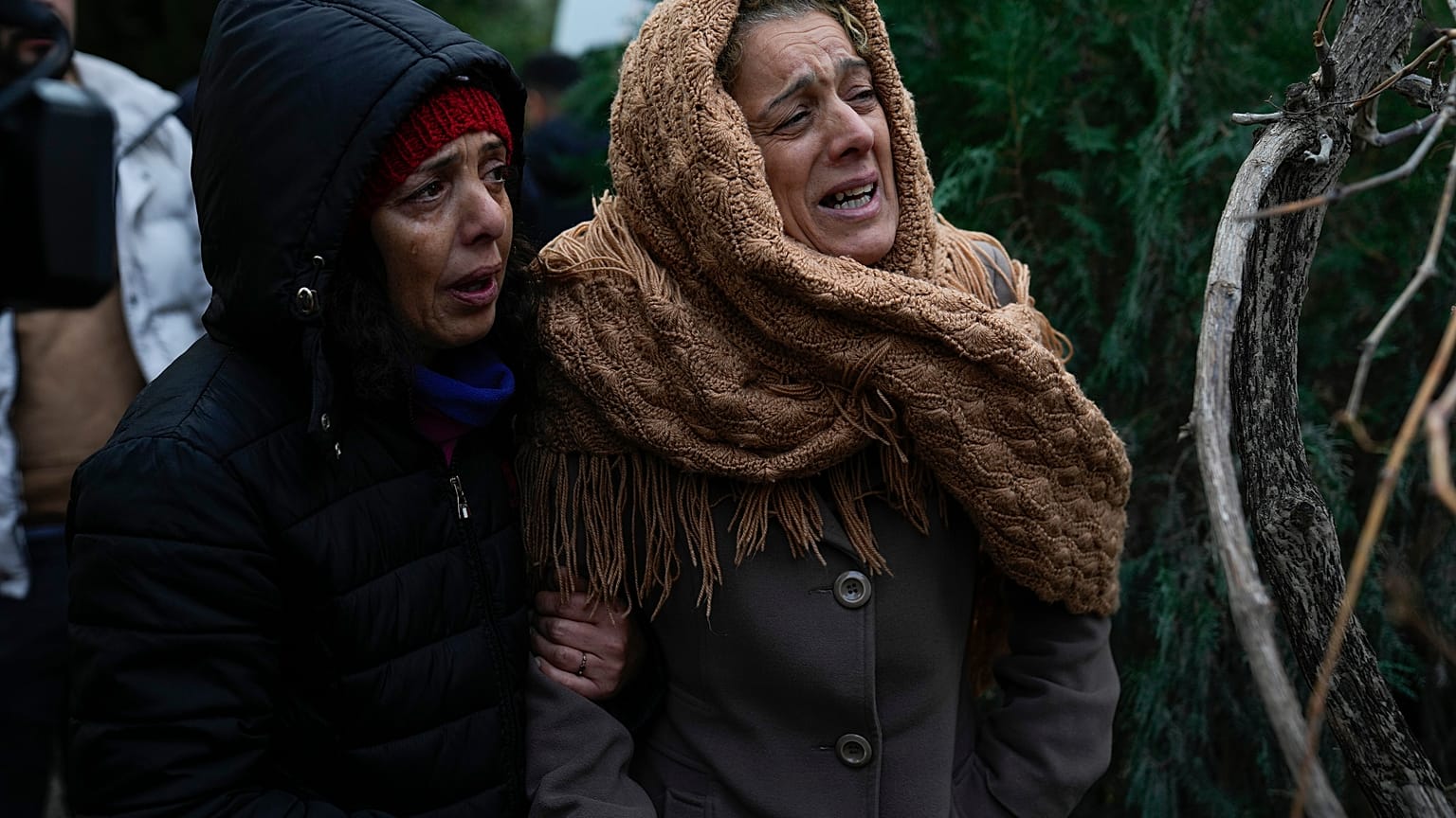 الناجون من الزلزال في تركيا وسوريا خائفون وقلقون على أحبائهم الذين ما زالوا مفقودين وعالقين تحت الأنقاض