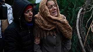 الناجون من الزلزال في تركيا وسوريا خائفون وقلقون على أحبائهم الذين ما زالوا مفقودين وعالقين تحت الأنقاض