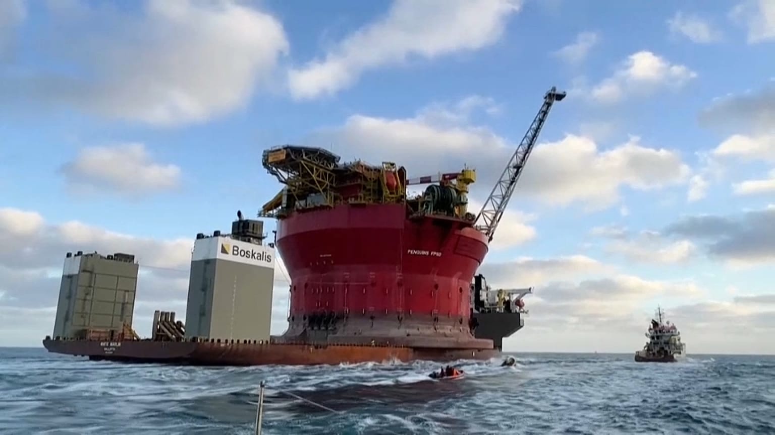 Greenpeace-aktivisták akcióban a tengeren
