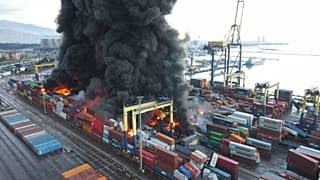 الدخان يتصاعد جراء احتراق الحاويات في ميناء بلدة إسكندرونة التي ضربها الزلزال جنوب تركيا. 2023/02/07