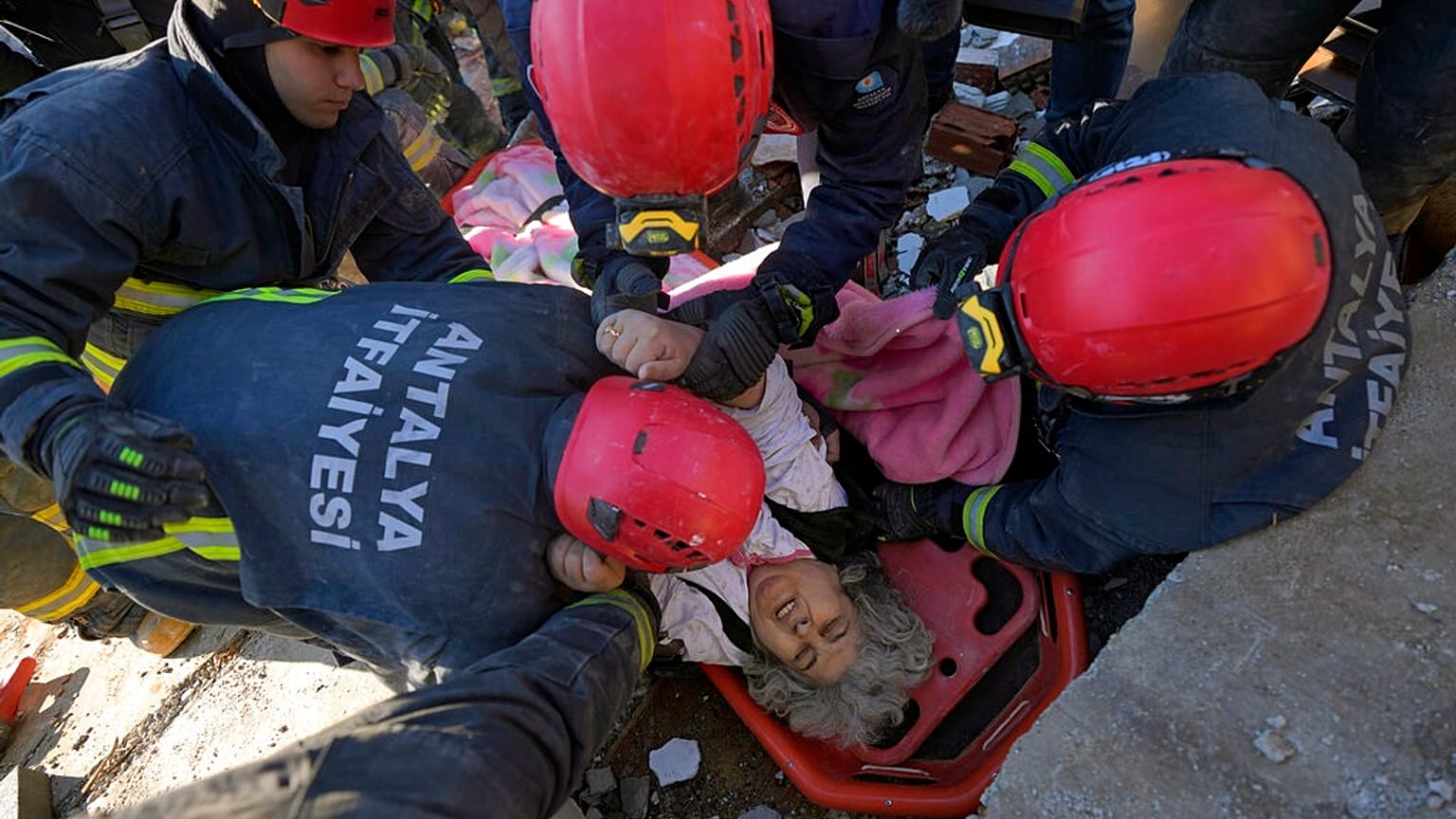 Rescue teams evacuate a survivor from the rubble of a destroyed building in Kahramanmaras, Feb 7