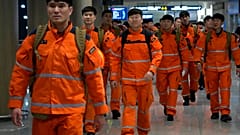 A dél-koreai mentőosztag indulás előtt