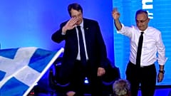 Ο πρόεδρος του ΔΗΣΥ Αβέρωφ Νεοφύτου και ο Κύπριος πρόεδρος Νίκος Αναστασιάδης κατά τη διάρκεια προεκλογικής συγκέντρωσης