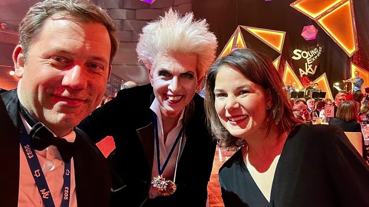 Lars Klingbeil, Marie-Agnes Strack-Zimmermann und Annalena Baerbock beim Karneval