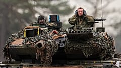 Der deutsche Außenminister Pistorius auf einem Leopard-2-Panzer
