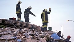 Des pompiers cherchent des survivants dans les décombres d'un bâtiment détruit, à Gaziantep, dans le sud-est de la Turquie, mercredi 8 février 2023.