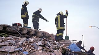 Des pompiers cherchent des survivants dans les décombres d'un bâtiment détruit, à Gaziantep, dans le sud-est de la Turquie, mercredi 8 février 2023.