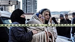 Выжившие следят за спасательными работами в турецком городе Газиантеп