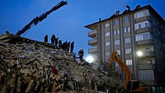 Πυροσβέστες αναζητούν ανθρώπους στα συντρίμμια ενός κατεστραμμένου κτιρίου, στο Γκαζιαντέπ της νοτιοανατολικής Τουρκίας