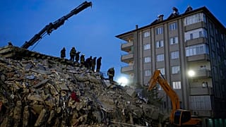 Πυροσβέστες αναζητούν ανθρώπους στα συντρίμμια ενός κατεστραμμένου κτιρίου, στο Γκαζιαντέπ της νοτιοανατολικής Τουρκίας