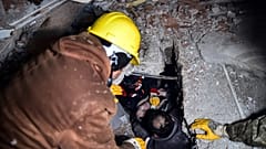 Retter bergen eine Frau aus einem zusammengestürzten Haus in Elbistan, im Süden der Türkei